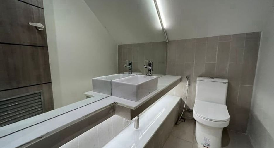 For sale 3 bedrooms townhouse in Phra Khanong, Bangkok