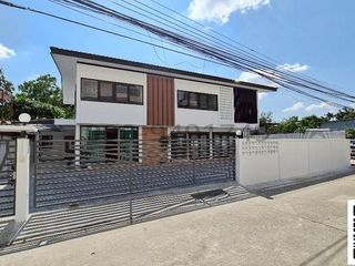 Casa en alquiler de 4 habitaciones en Lat Phrao, Bangkok