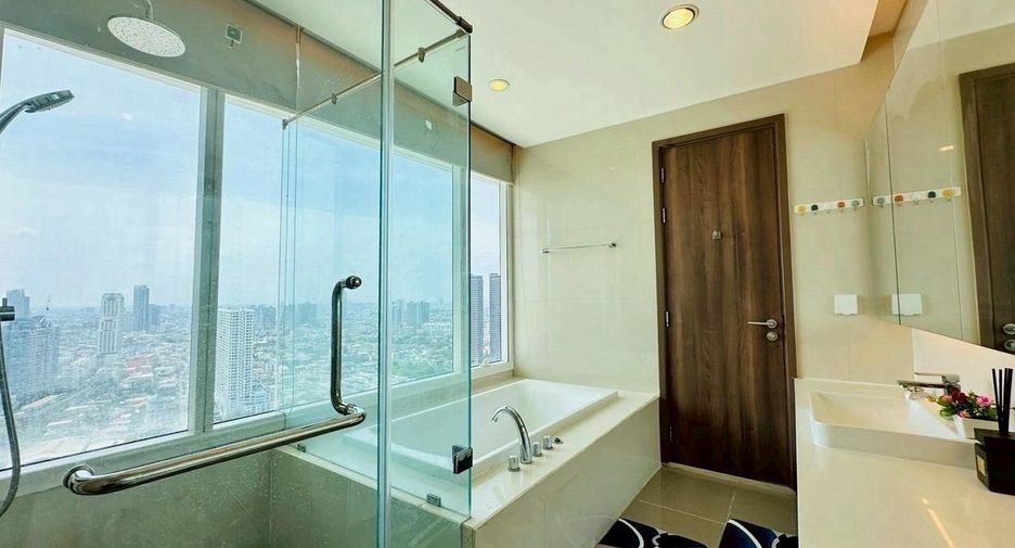 Condo en alquiler de 3 habitaciones en Bang Kho Laem, Bangkok