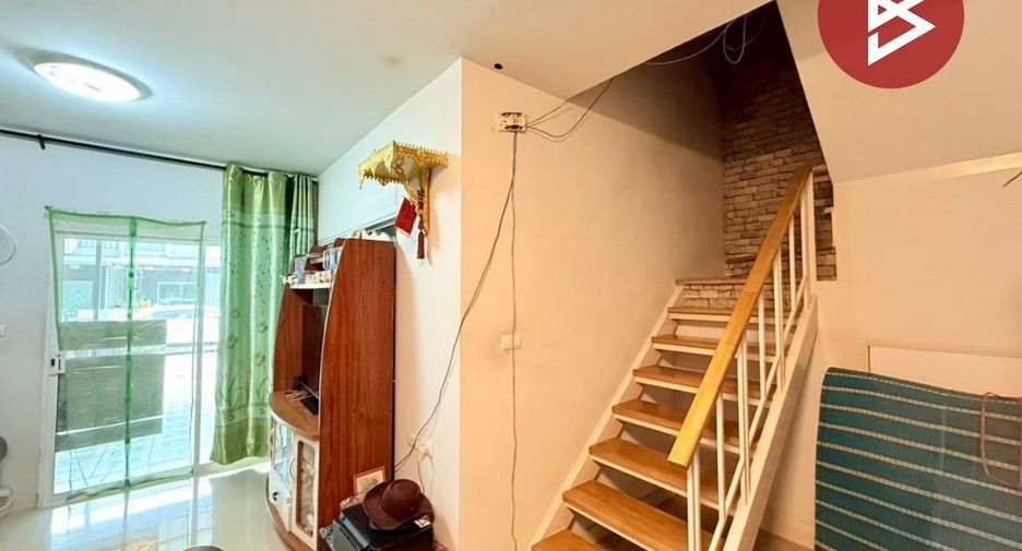 Casa adosada en venta de 4 habitaciones en Khlong Sam Wa, Bangkok
