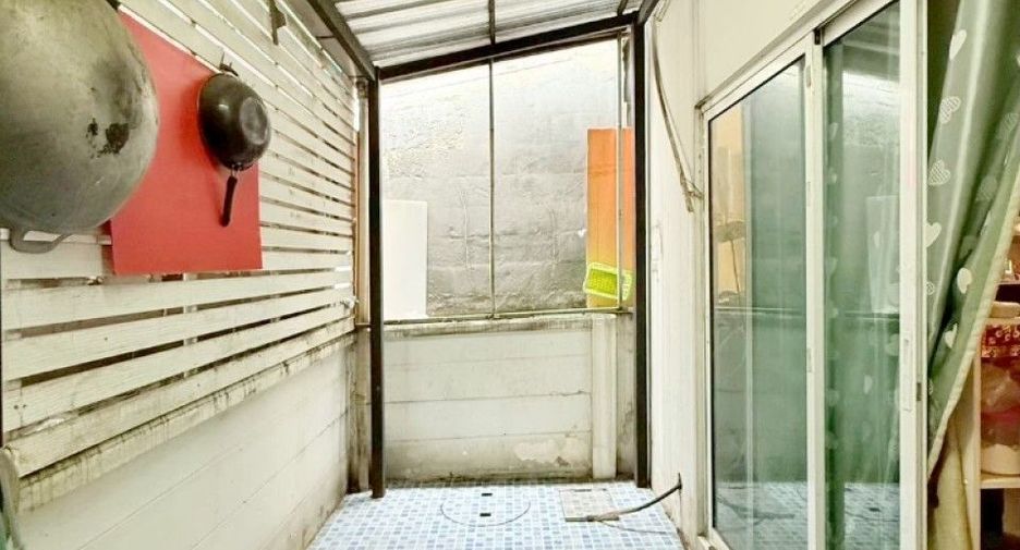 Casa adosada en venta de 4 habitaciones en Khlong Sam Wa, Bangkok