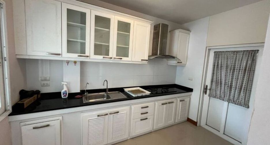 For rent 4 bedrooms house in Bang Khae, Bangkok