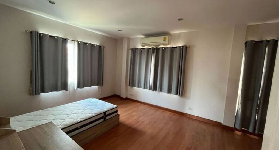 For rent 4 bedrooms house in Bang Khae, Bangkok