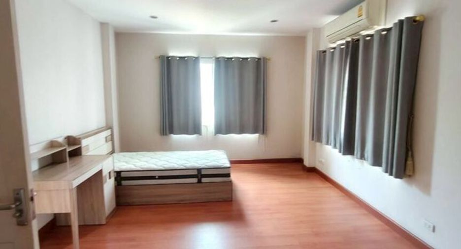 For rent 4 bedrooms house in Bang Khae, Bangkok