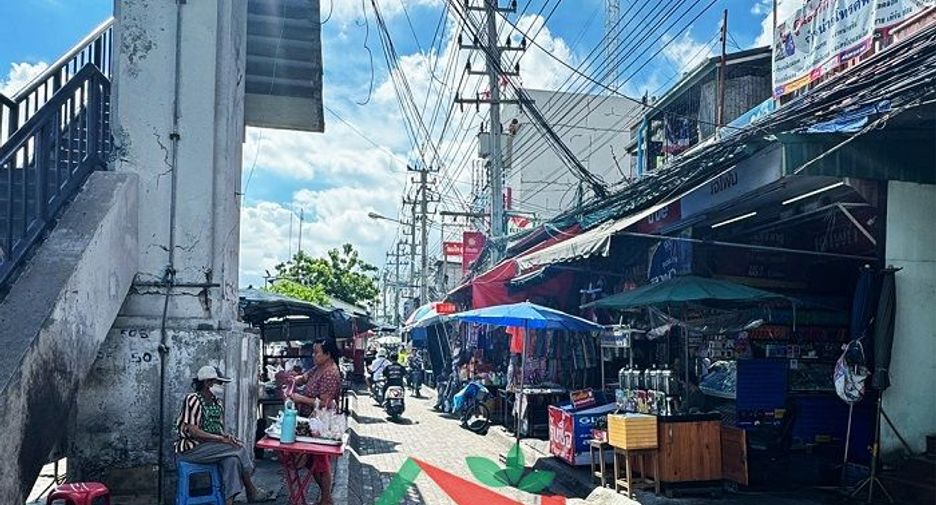 For sale 2 bedrooms retail Space in Sam Phran, Nakhon Pathom