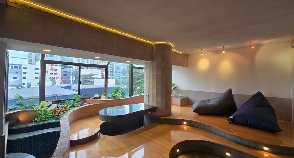 For rent 2 bedrooms condo in Pathum Wan, Bangkok