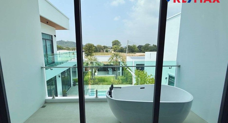 For sale 4 bedrooms house in East Pattaya, Pattaya