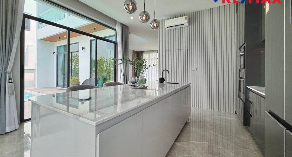 For sale 4 bedrooms house in East Pattaya, Pattaya