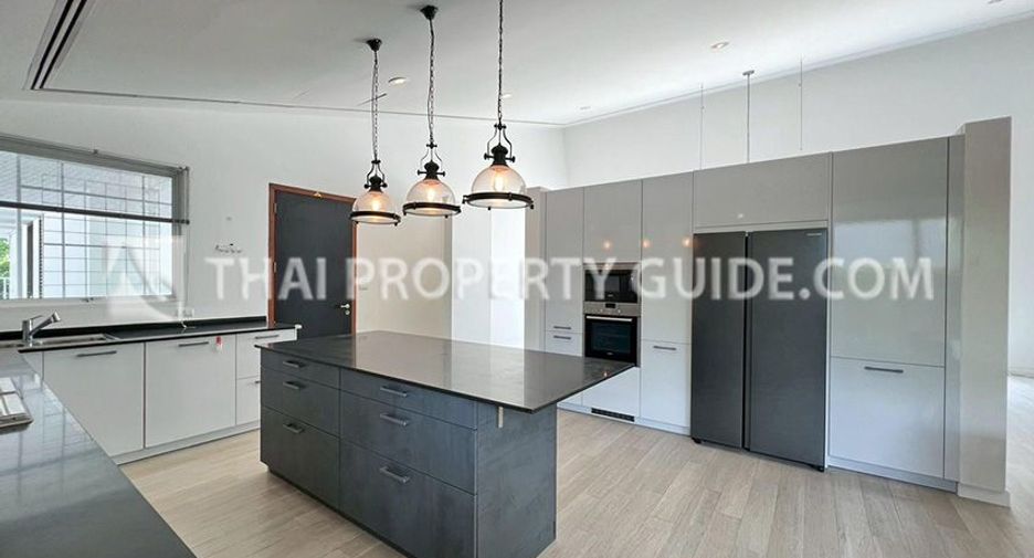 Casa en alquiler de 4 habitaciones en Pak Kret, Nonthaburi