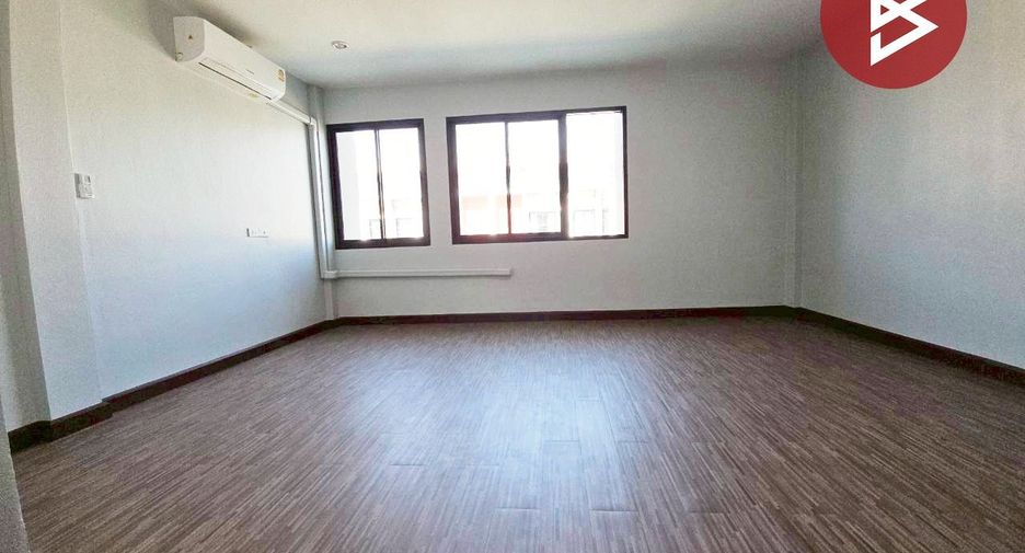 Casa adosada en venta de 3 habitaciones en Phan Thong, Chonburi