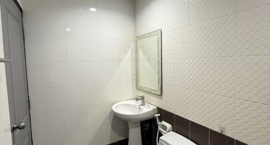 Casa adosada en venta de 3 habitaciones en Phan Thong, Chonburi