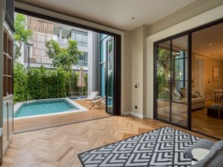 For rent そして for sale 5 ベッドルーム house in Phra Khanong, Bangkok