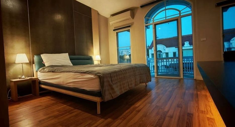 For rent 3 bedrooms townhouse in Phasi Charoen, Bangkok