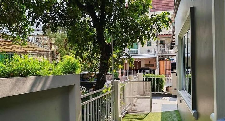 For rent 3 bedrooms townhouse in Phasi Charoen, Bangkok