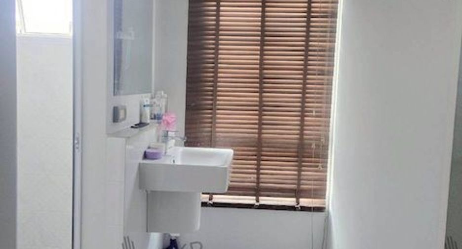 For sale 4 bedrooms townhouse in Sam Phran, Nakhon Pathom