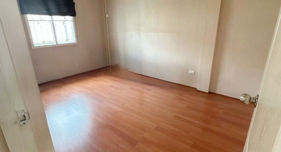 Casa adosada en venta de 3 habitaciones en Don Mueang, Bangkok