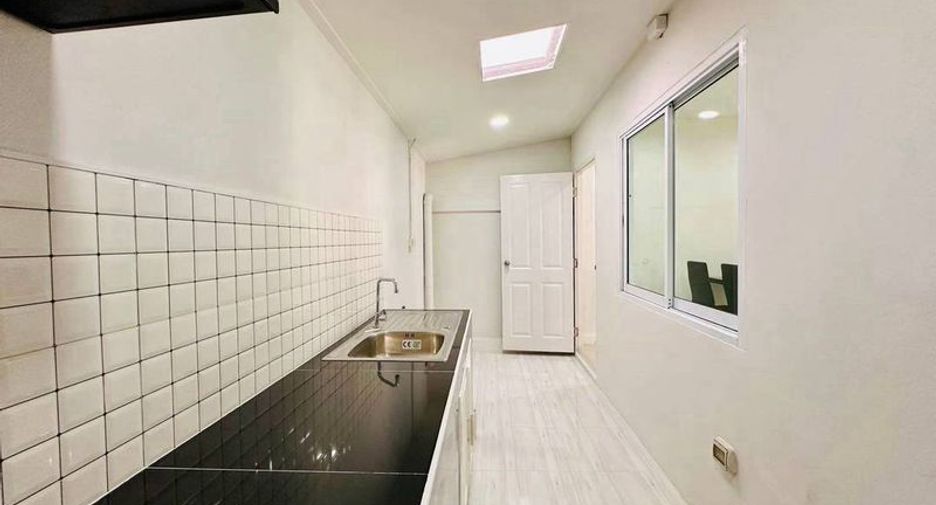 For sale 2 bedrooms townhouse in Si Racha, Chonburi