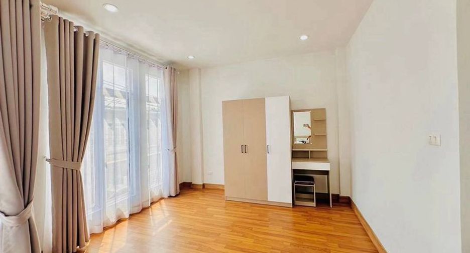 For sale 2 bedrooms townhouse in Si Racha, Chonburi