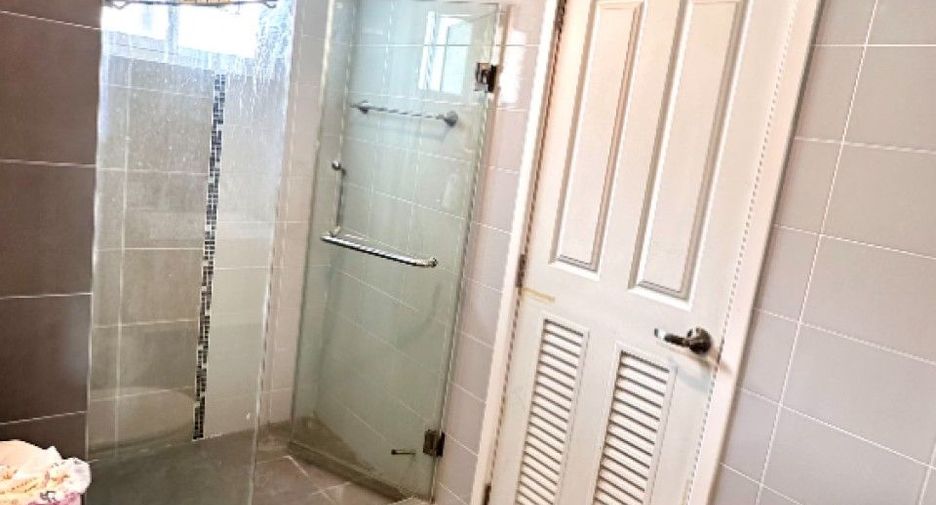 For sale 3 bedrooms house in Mueang Samut Prakan, Samut Prakan