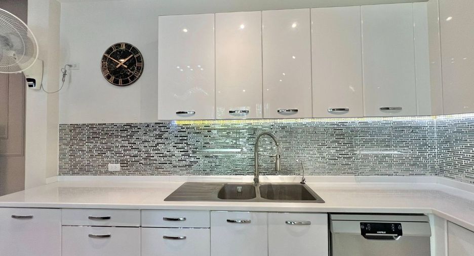 For sale 4 bedrooms house in Sattahip, Chonburi