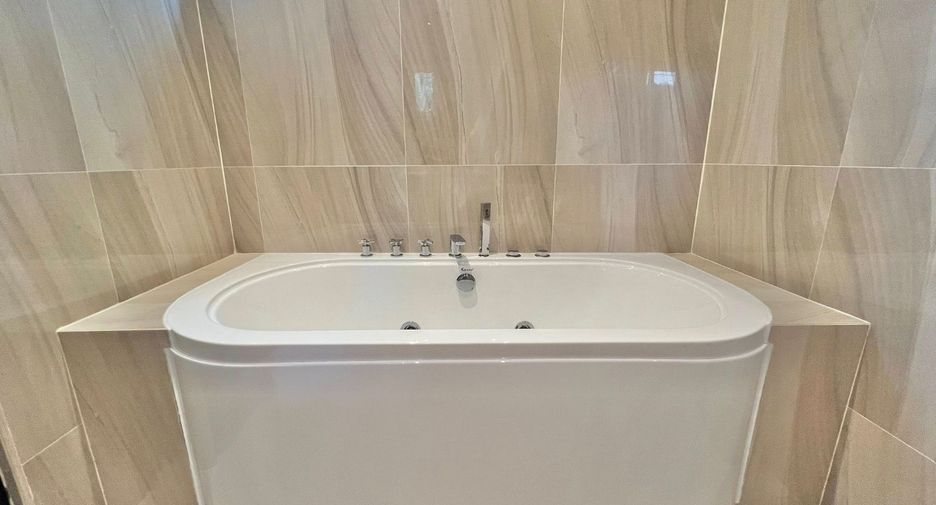 For sale 4 bedrooms house in Sattahip, Chonburi