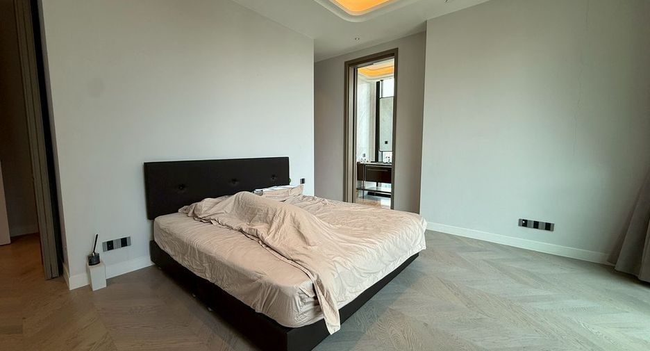 For rent 3 bedrooms condo in Sathon, Bangkok