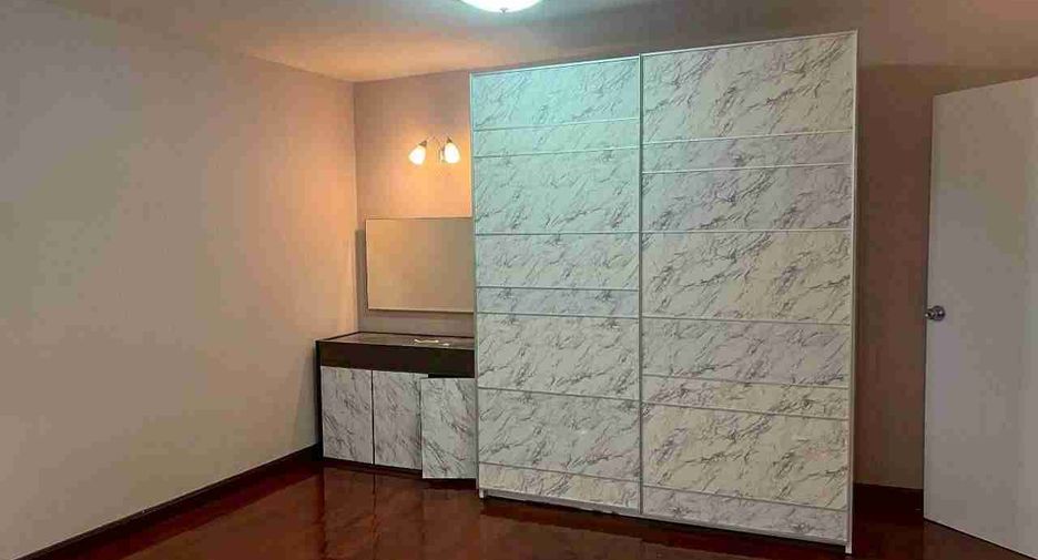 For rent 3 bedrooms condo in Watthana, Bangkok