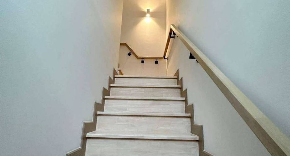 For rent 2 bedrooms townhouse in Bang Na, Bangkok