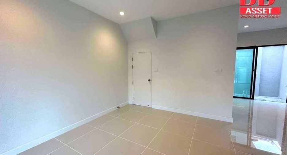 For rent 2 bedrooms townhouse in Bang Na, Bangkok