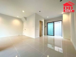For rent 2 bedrooms townhouse in Bang Na, Bangkok