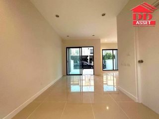 For rent 2 bedrooms townhouse in Bang Na, Bangkok