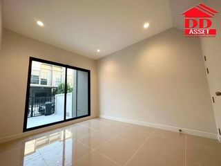 For rent 2 bedrooms townhouse in Bang Na, Bangkok