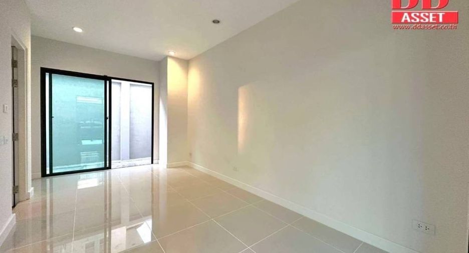 For rent 2 bedrooms townhouse in Bang Na, Bangkok