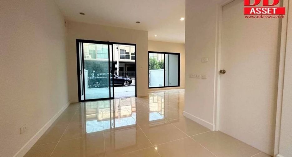 For rent 2 bedrooms townhouse in Bang Na, Bangkok