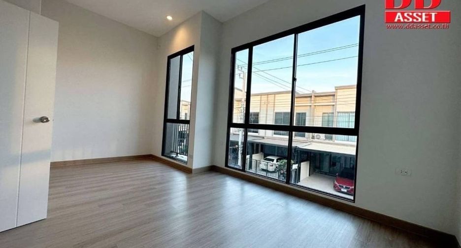 For rent 2 bedrooms townhouse in Bang Na, Bangkok