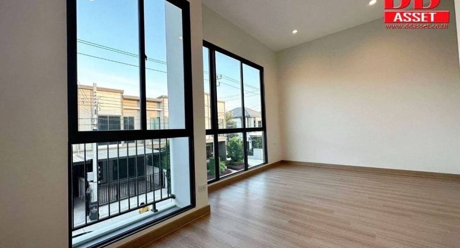 For rent 2 bedrooms townhouse in Bang Na, Bangkok