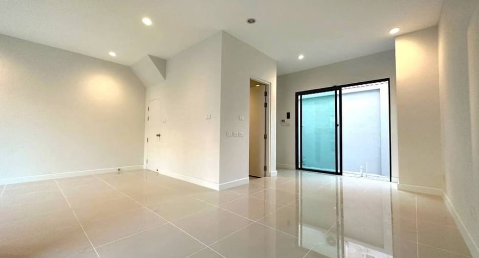 For rent 2 bedrooms townhouse in Bang Na, Bangkok