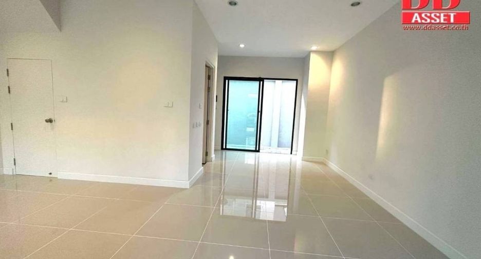 For rent 2 bedrooms townhouse in Bang Na, Bangkok