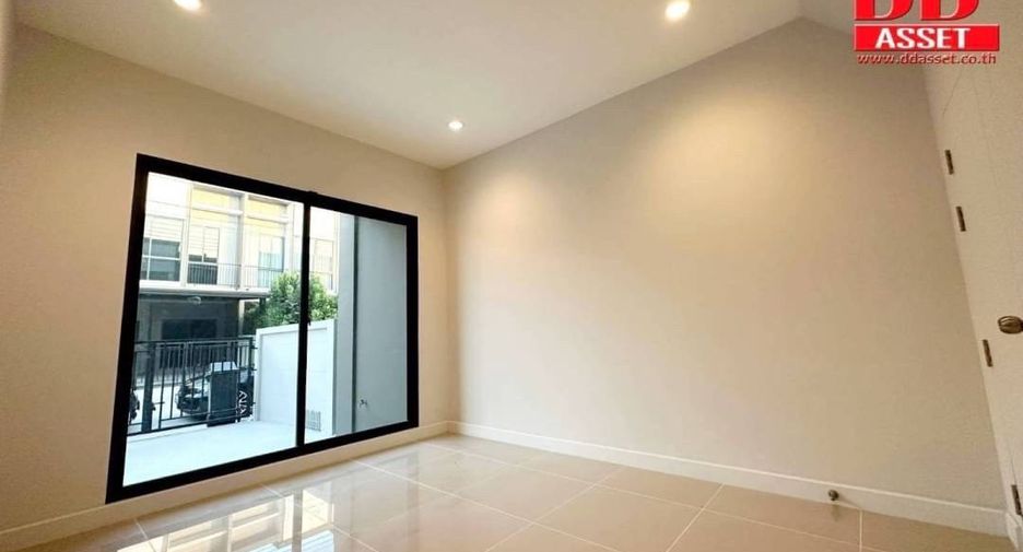 For rent 2 bedrooms townhouse in Bang Na, Bangkok