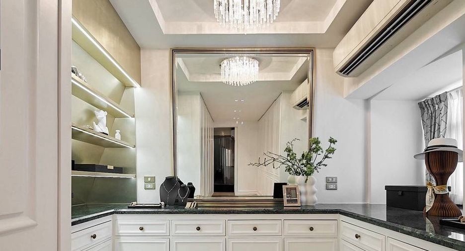 Casa en venta de 4 habitaciones en Watthana, Bangkok