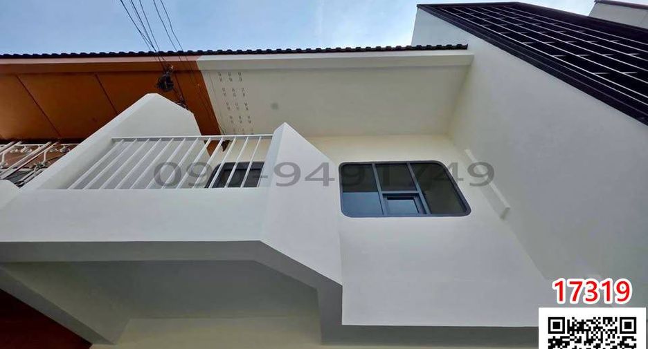 For rent 3 bedrooms townhouse in Lat Phrao, Bangkok