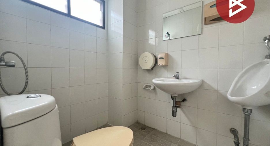 Gewerbefläche zum Kauf mit 3 Zimmer in Mueang Chon Buri, Chonburi