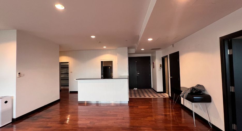 For sale 3 bedrooms condo in Khlong Toei, Bangkok