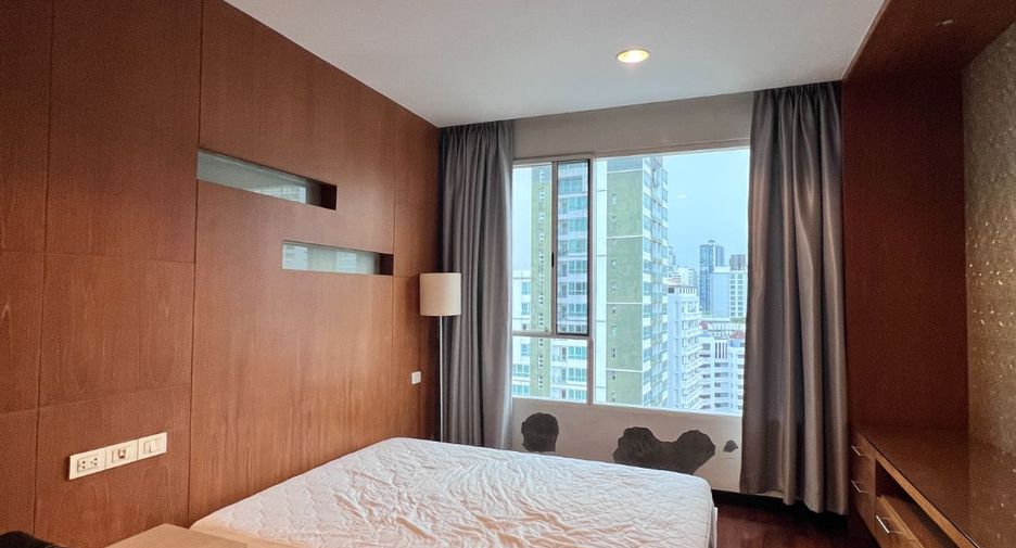 For sale 3 bedrooms condo in Khlong Toei, Bangkok