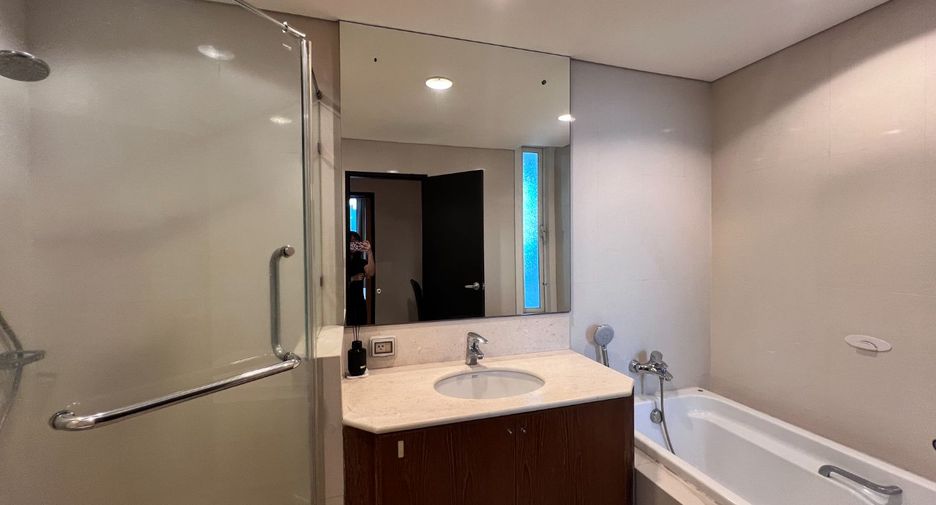 For sale 3 bedrooms condo in Khlong Toei, Bangkok