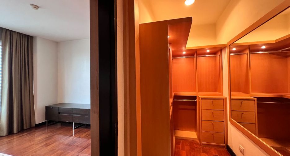 For sale 3 bedrooms condo in Khlong Toei, Bangkok