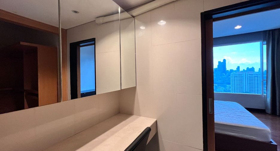 For sale 3 bedrooms condo in Khlong Toei, Bangkok