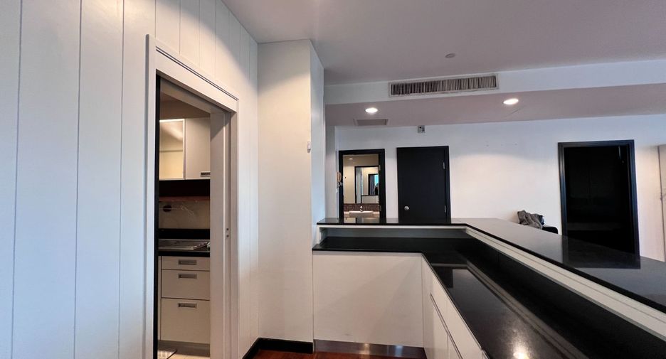 For sale 3 bedrooms condo in Khlong Toei, Bangkok