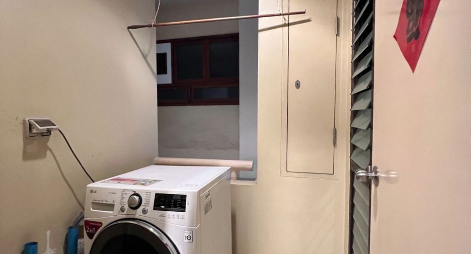 For sale 3 bedrooms condo in Khlong Toei, Bangkok