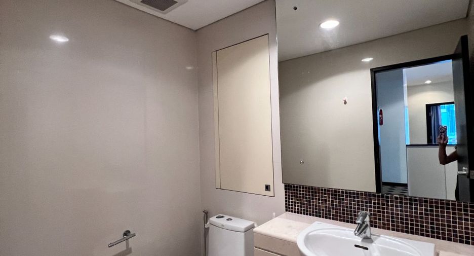 For sale 3 bedrooms condo in Khlong Toei, Bangkok
